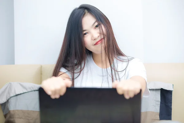 침실에서 노트북을 사용 하 여 아시아 검은 머리 여자 — 스톡 사진