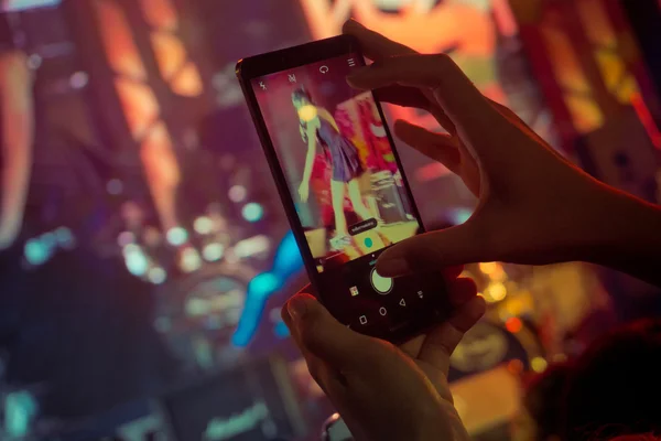 Människor Använder Smartphone Bild Konsert Kronan Människor Njuta — Stockfoto
