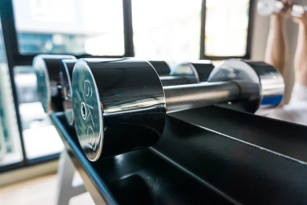 Dumbell ağırlık antrenmanı ekipmanı — Stok fotoğraf