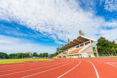 Koşu parkuru ve tribün.