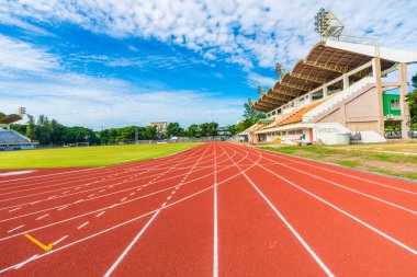 Koşu parkuru ve tribün.
