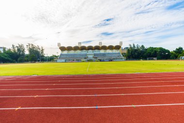 Koşu parkuru ve tribün.
