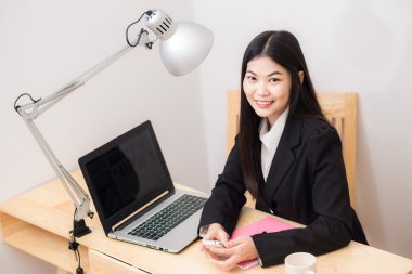 Asya iş kadını ile ofis çalışma masası  