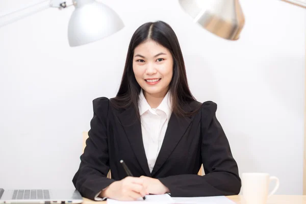 Asiatiska affärskvinna med skrivbord i office — Stockfoto