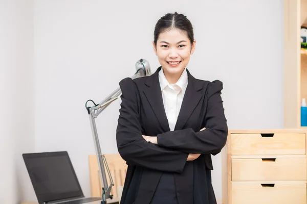 Asiatiska affärskvinna med skrivbord i office — Stockfoto