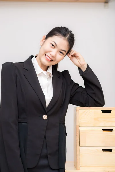 Retrato de hermosa vestida joven asiático negocios mujeres —  Fotos de Stock