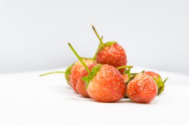 Grup çilek beyaz arka plan üzerinde kapat