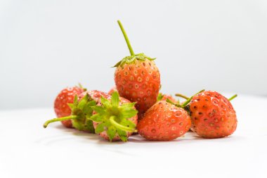 Grup çilek beyaz arka plan üzerinde kapat