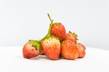 Grup çilek beyaz arka plan üzerinde kapat