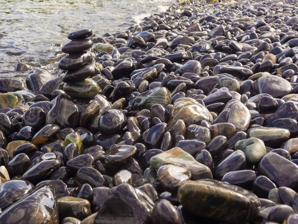 Стопка гладких камней на берегу моря — стоковое фото