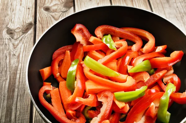 Gesneden rauwe paprika in een koekenpan close-up — Stockfoto