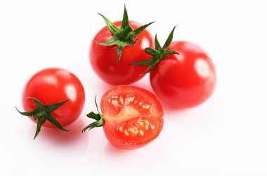 beyaz zemin üzerinde üç buçuk kiraz domates. horizo