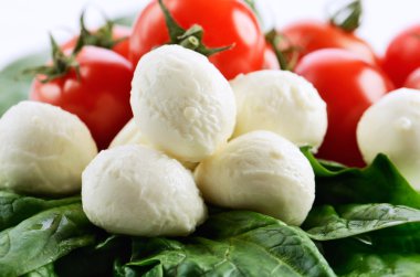 Mozzarella peyniri topları, Olgun Kiraz domates ve üzerinde Yeşiller 