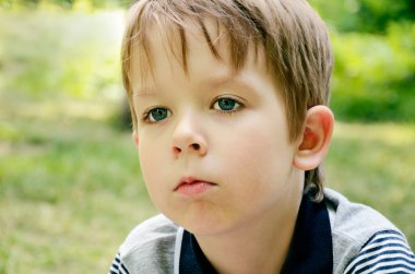 küçük çocuk kayıtsızca uzağa arıyorsunuz