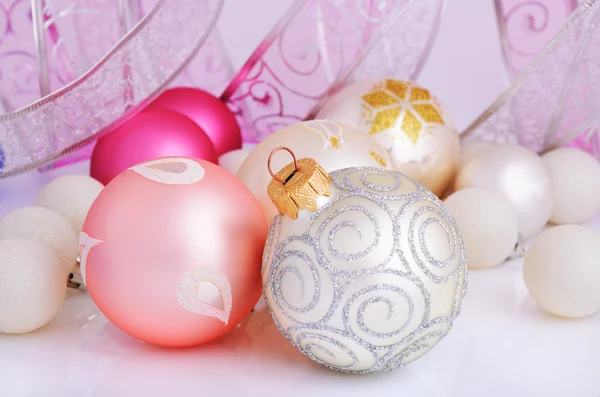 Boules de Noël en argent, rose, violet et blanc et côtes de Noël — Photo