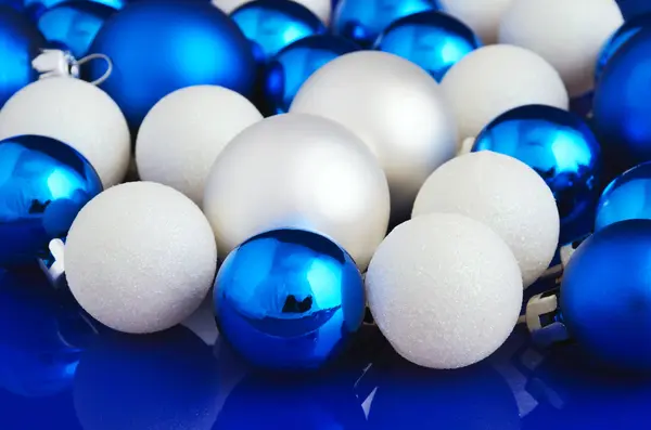 Branco e azul bolas de Natal no fundo azul — Fotografia de Stock