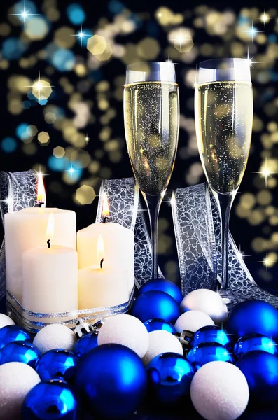 Velas encendidas, adornos navideños y copas de champán —  Fotos de Stock