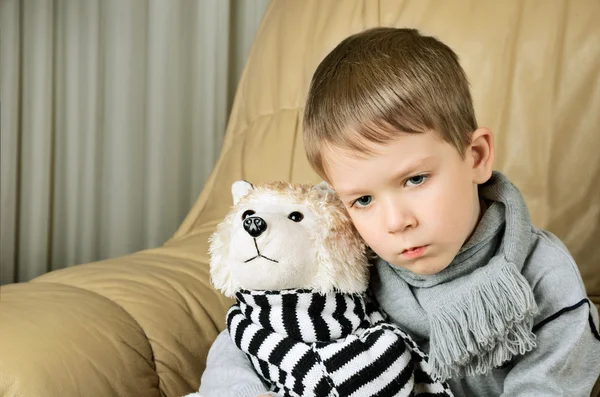 üzgün küçük çocuk sarılma oyuncak köpek