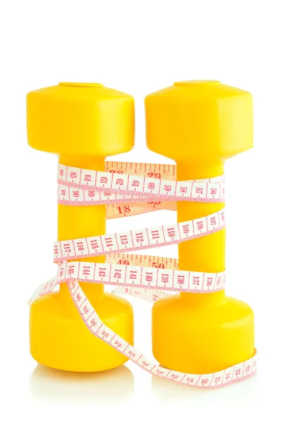 Twee gele halters en meetlint geplaatst verticaal geïsoleerde — Stockfoto