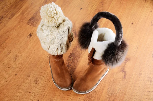 水平の床に冬のブーツ、帽子、毛皮ヘッドフォン — ストック写真