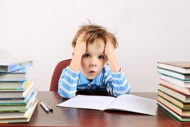 Biraz yorgun çocuk masa başında oturan