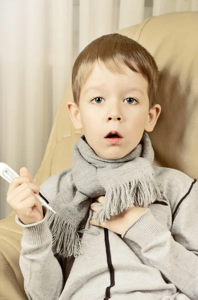 Imagem matizado menino tossir e segurando um termômetro — Fotografia de Stock