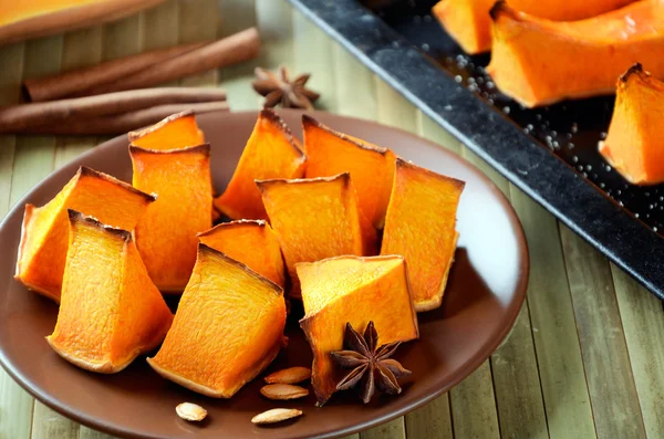 Baked pumpkin, cinnamon sticks, star anise and olive oil on a ki — Stock Photo, Image