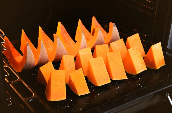 Slices pumpkin on a baking sheet in the oven — Stock Photo, Image