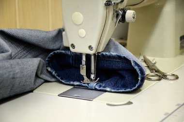 Dikiş makinesi ve kot pantolon Dikiş Atölyesi