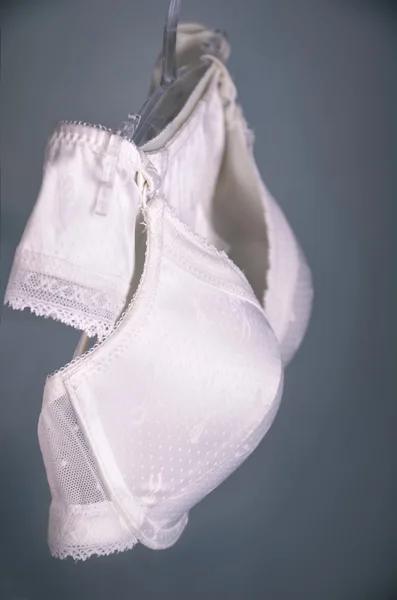 gri-mavi backg askıda asılı beyaz dantel iç çamaşırı