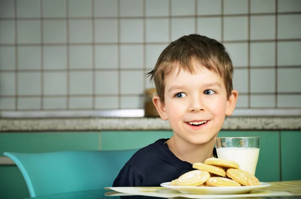 Smiling cheerful little boy sitting at the dinner table.  horizo — Stock Photo, Image