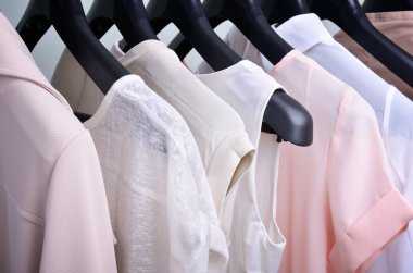 Bayan giyim pastel renkler askı verticalclot üzerinde asılı