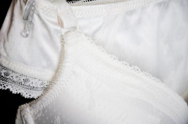 siyah arka plan üzerine asılı beyaz dantel iç çamaşırı kadar yakın, ho