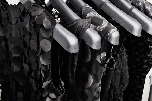 Zwarte womens kleding opknoping op de hanger verticalclothing pas — Stockfoto