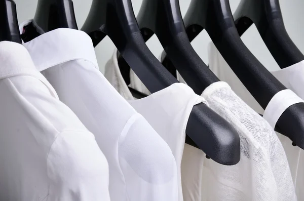 Bianco donne abbigliamento appeso da vicino orizzontale — Foto Stock