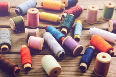 ahşap bir masa üstünde iğne iplik