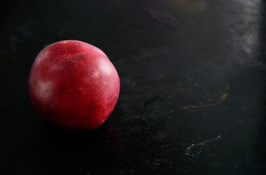 karanlık bir arka plan üzerinde sol closeup nektarin meyve