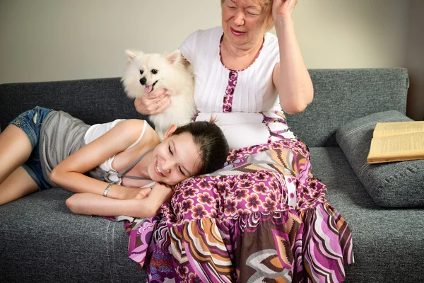 Riéndose adolescente chica y su abuela con el perro —  Fotos de Stock