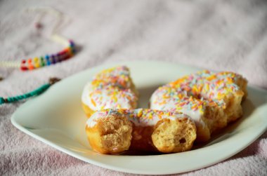 yarısı yenmiş donuts plaka üzerinde