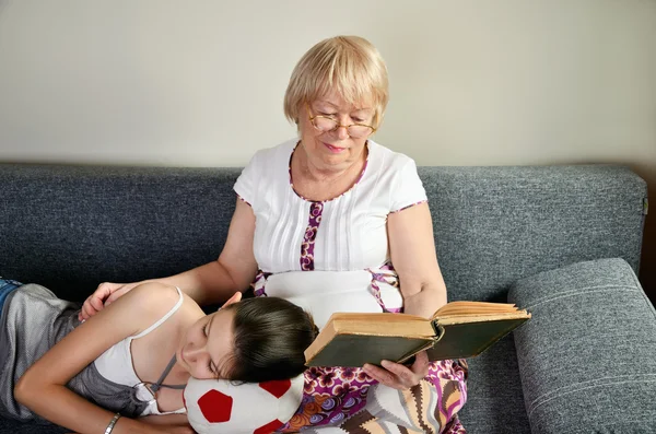 Nieta durmiendo cerca de su lectura abuela —  Fotos de Stock