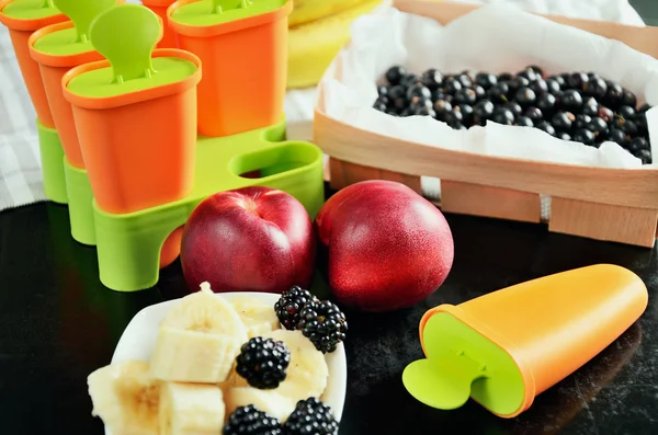 Frutta e bacche per fare il gelato fatto in casa sul tavolo cl — Foto Stock