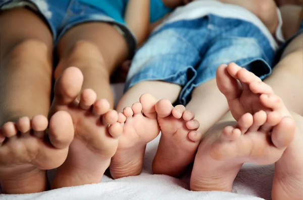 Childrens voeten in bed close-up — Stockfoto