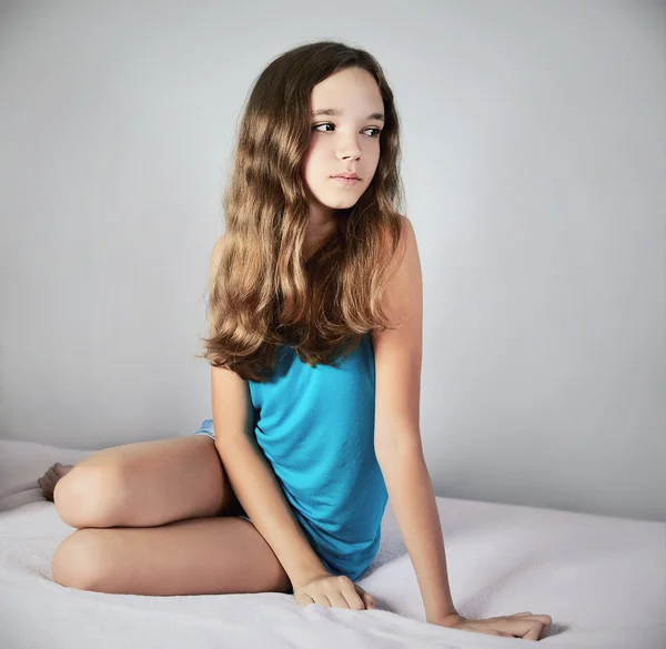 Immagine colorata ragazza triste seduta sul letto e guardando altrove. zanzara — Foto Stock