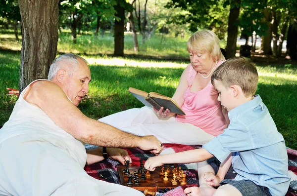 Babcia czytanie książki i małego chłopca i jego dziadek pl — Zdjęcie stockowe