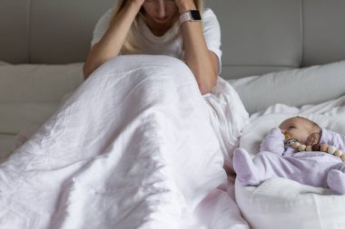 Annem doğum sonrası depresyon yüzünden acı çekiyordu. Sağlık bakımı anneliği stresli. Coronavirus covid-19 salgını sırasında evde kal.