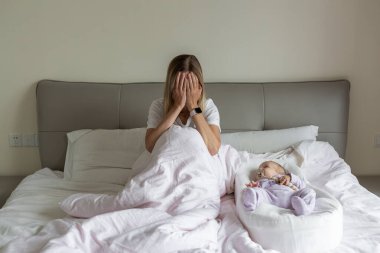 Annem doğum sonrası depresyon yüzünden acı çekiyordu. Sağlık bakımı anneliği stresli. Coronavirus covid-19 salgını sırasında evde kal.