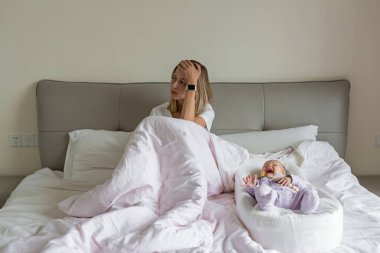Annem doğum sonrası depresyon yüzünden acı çekiyordu. Sağlık bakımı anneliği stresli. Coronavirus covid-19 salgını sırasında evde kal.
