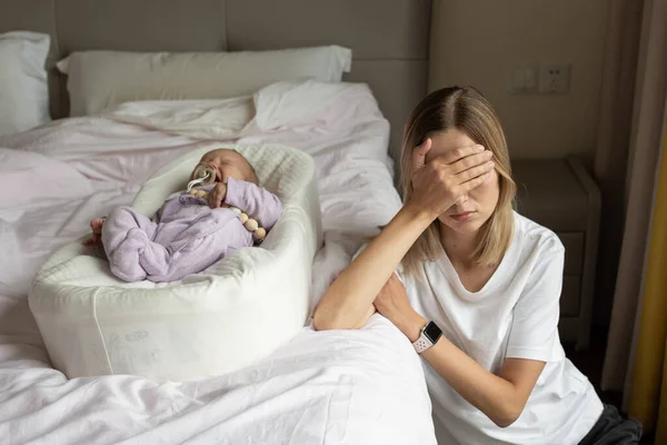 Moe van het ervaren van postnatale depressie. Gezondheidszorg moeder moederschap stressvol. Thuis blijven tijdens de covid-19 pandemische quarantaine van het coronavirus — Stockfoto