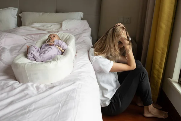 Annem doğum sonrası depresyon yüzünden acı çekiyordu. Sağlık bakımı anneliği stresli. Coronavirus covid-19 salgını sırasında evde kal.