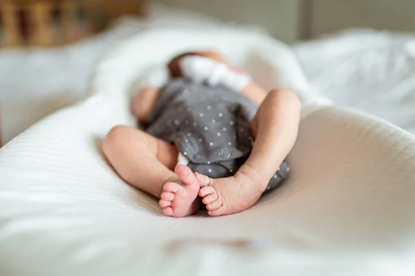 Pasgeboren baby in witte cocon. gezondheidszorg, hygiëne, gelukkig gezinsconcept — Stockfoto